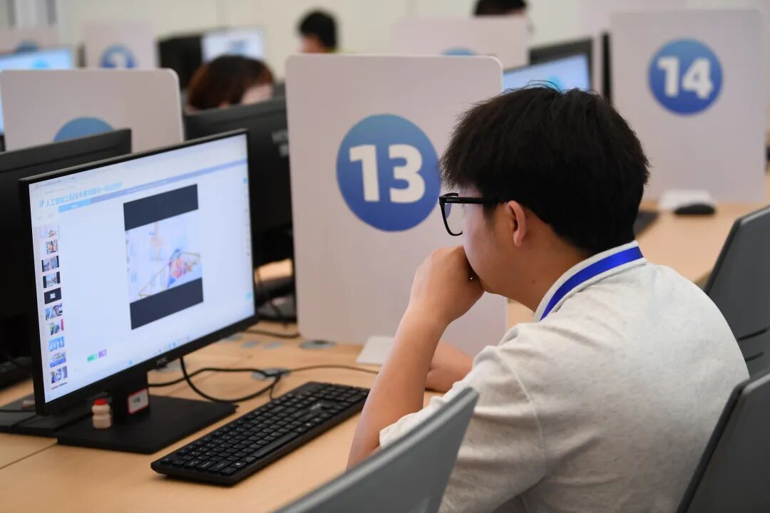 6月22日,在贵阳贵安2026年职业技能大赛暨贵阳市第五届“筑城工匠杯”职工技能竞赛人工智能工程技术赛项现场,参赛选手正进行图像数据处理。 图片