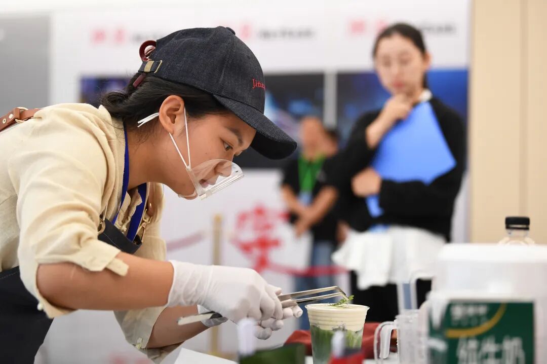6月22日,参赛选手正在贵阳贵安2026年职业技能大赛暨贵阳市第五届“筑城工匠杯”职工技能竞赛现场进行指定饮品制作。4 图片