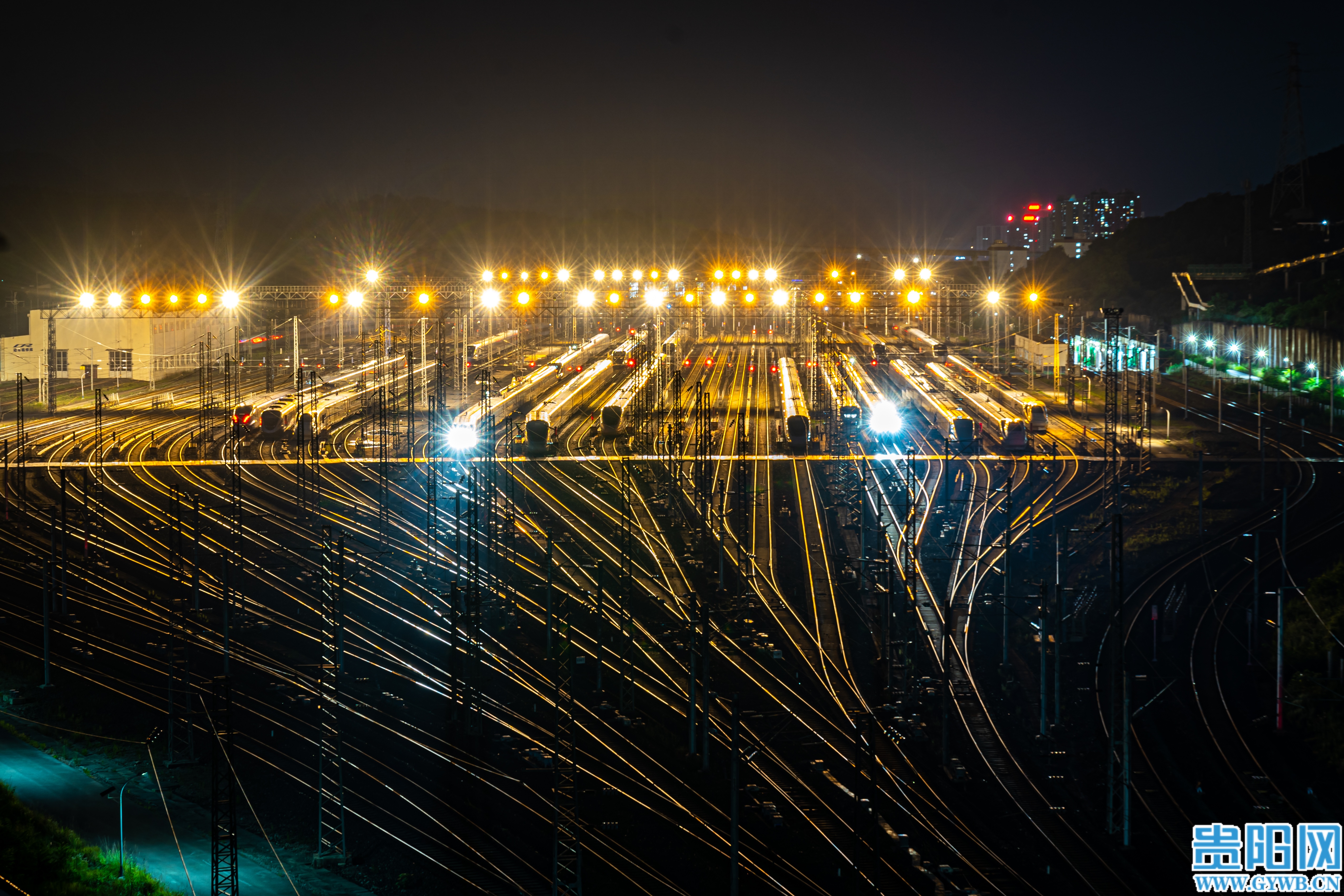 2.入夜,贵阳北动车所存车线上,一组组动车整齐列阵,蓄势待发 (1)
