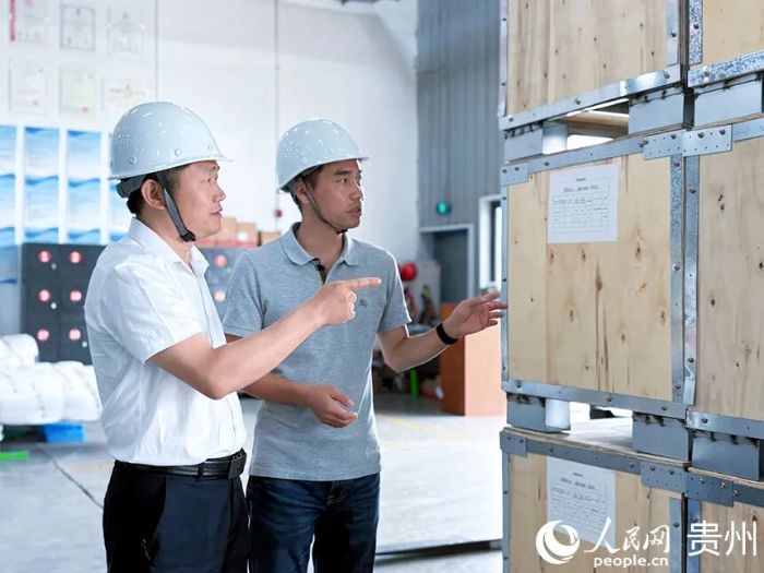 得玛智能工厂内，货箱整齐待发。人民网记者 高华摄