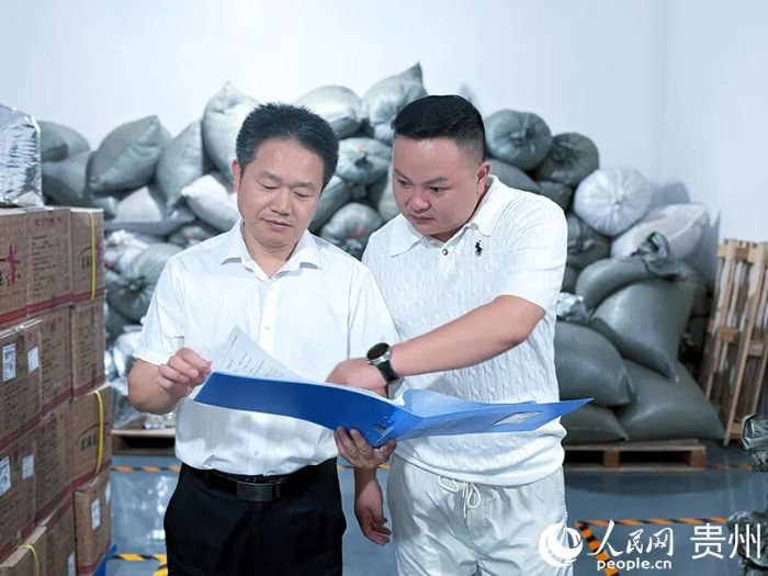 “企业之家”上门为企业答疑解惑。人民网记者 高华摄