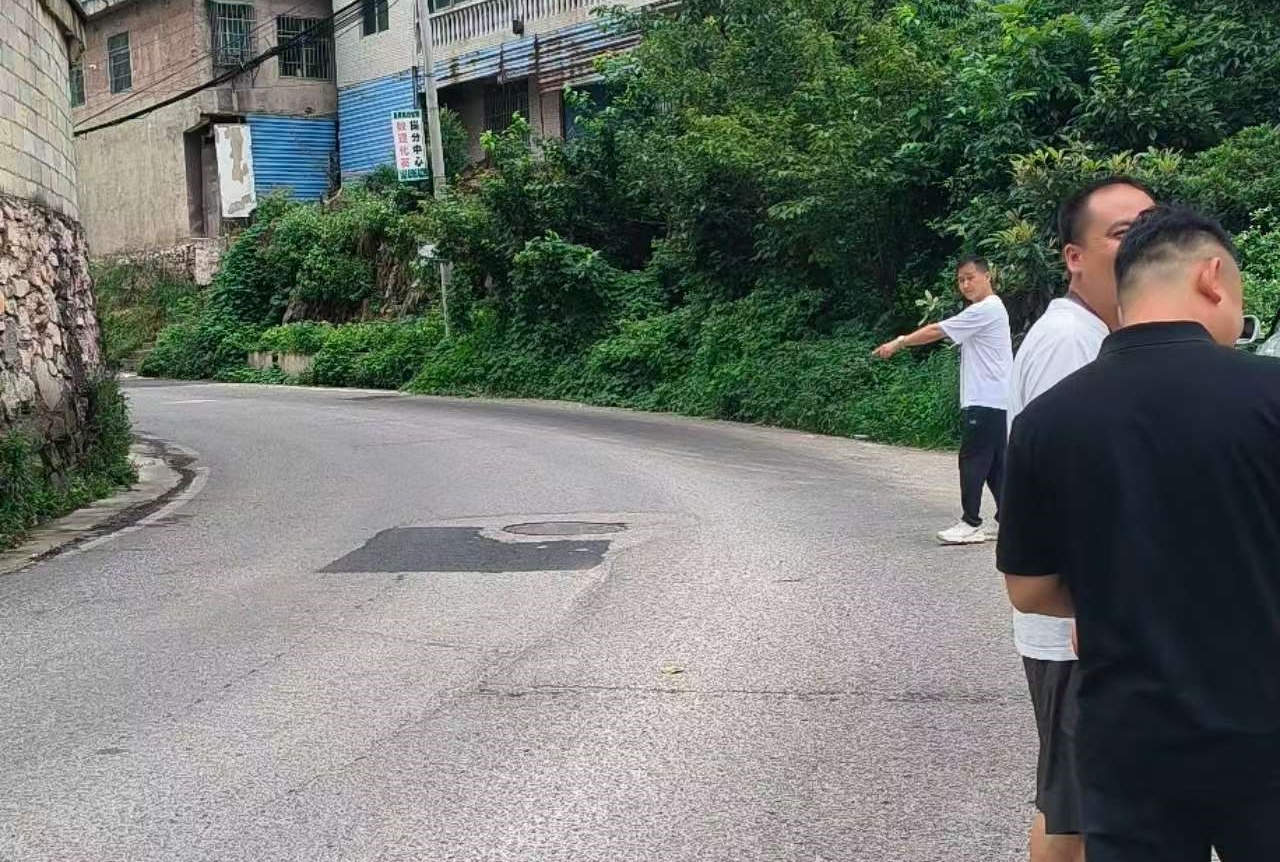 相关部门现场验收,道路修复质量达标,路面坑洼隐患已全部消除(部门供图)