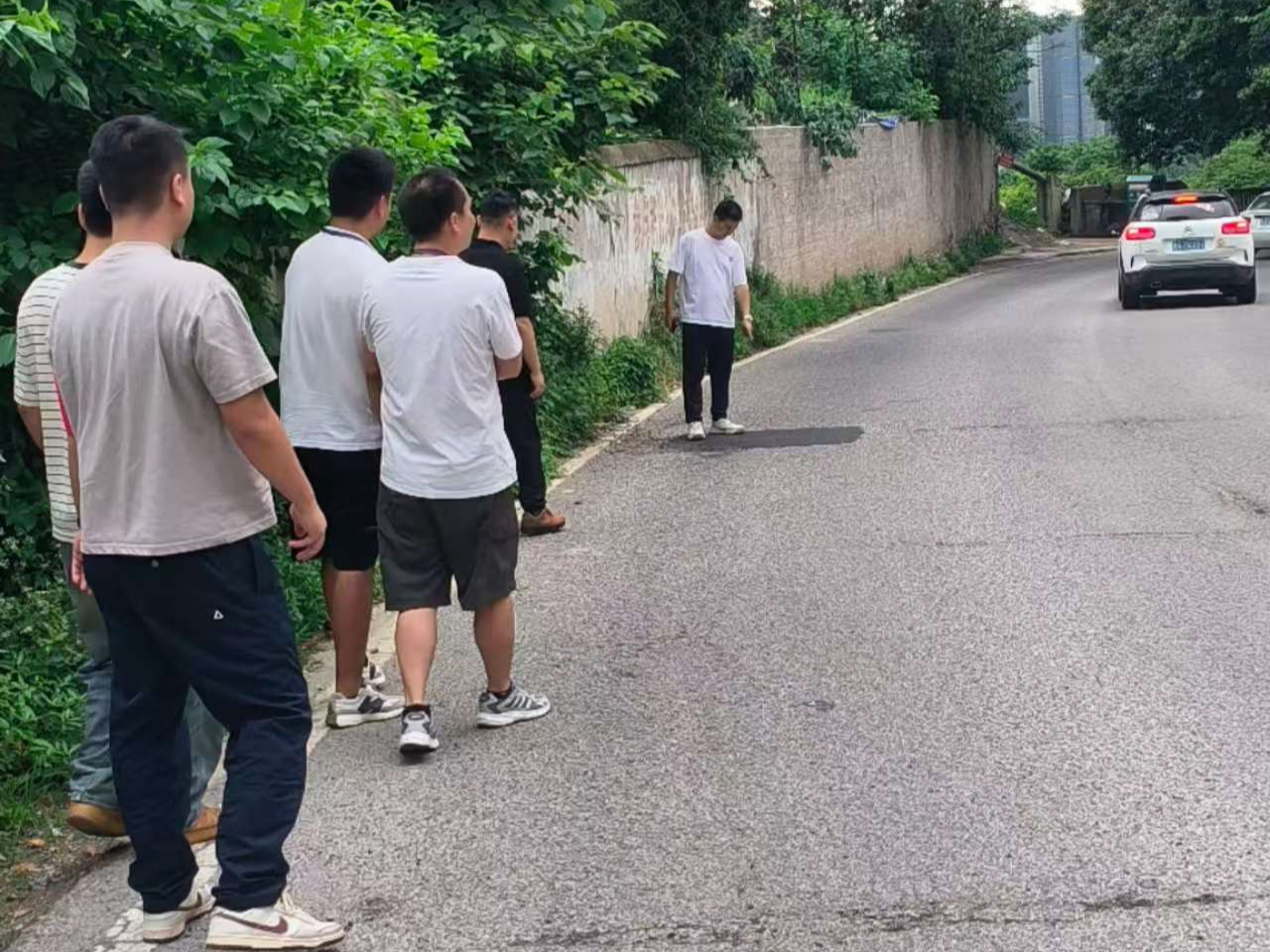相关部门现场验收,道路修复质量达标,路面坑洼隐患已全部消除(部门供图)1 相关部门现场验收,道路修复质量达标,路面坑洼隐患已全部消除(部门供图)1