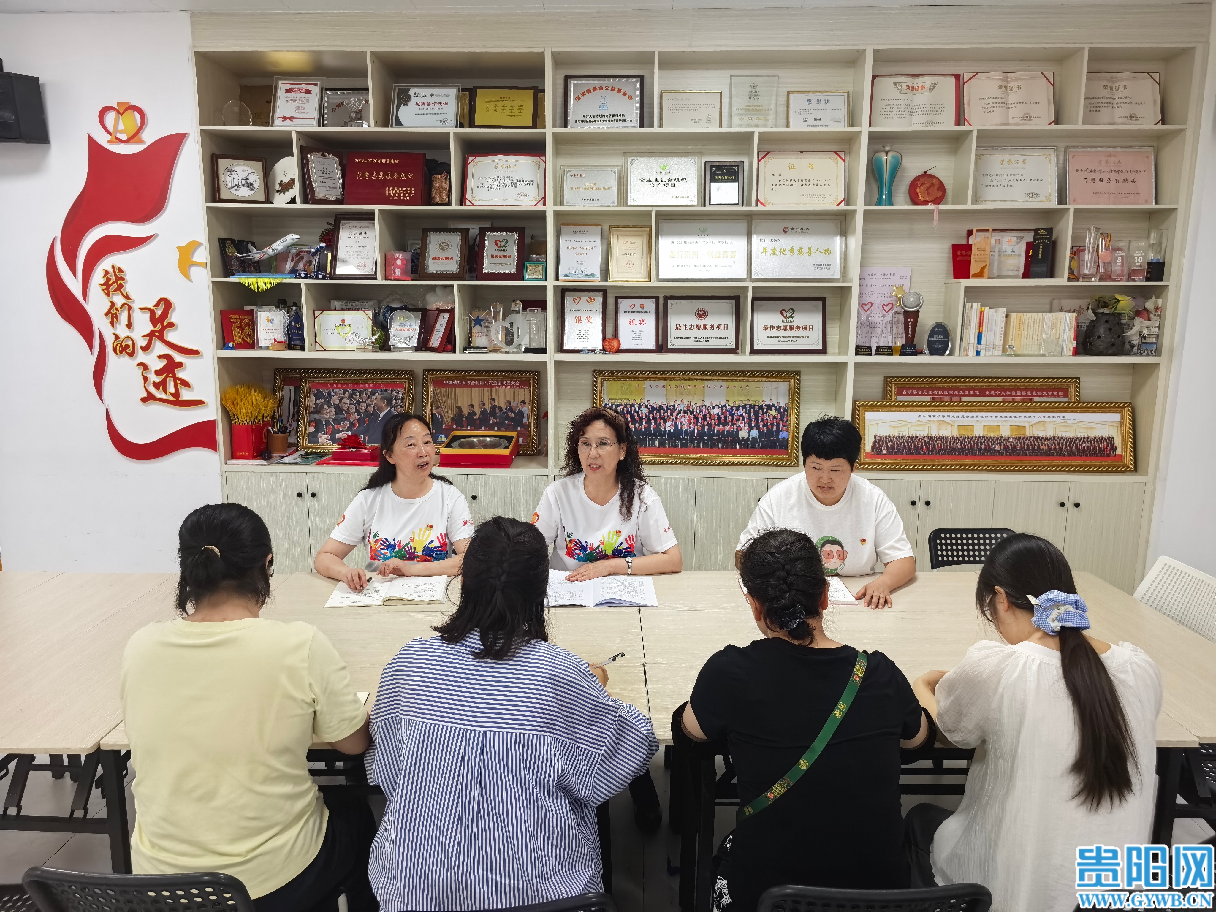 在贵阳爱心家园儿童训练康复中心党支部放满了各项荣誉和鼓励 (1)