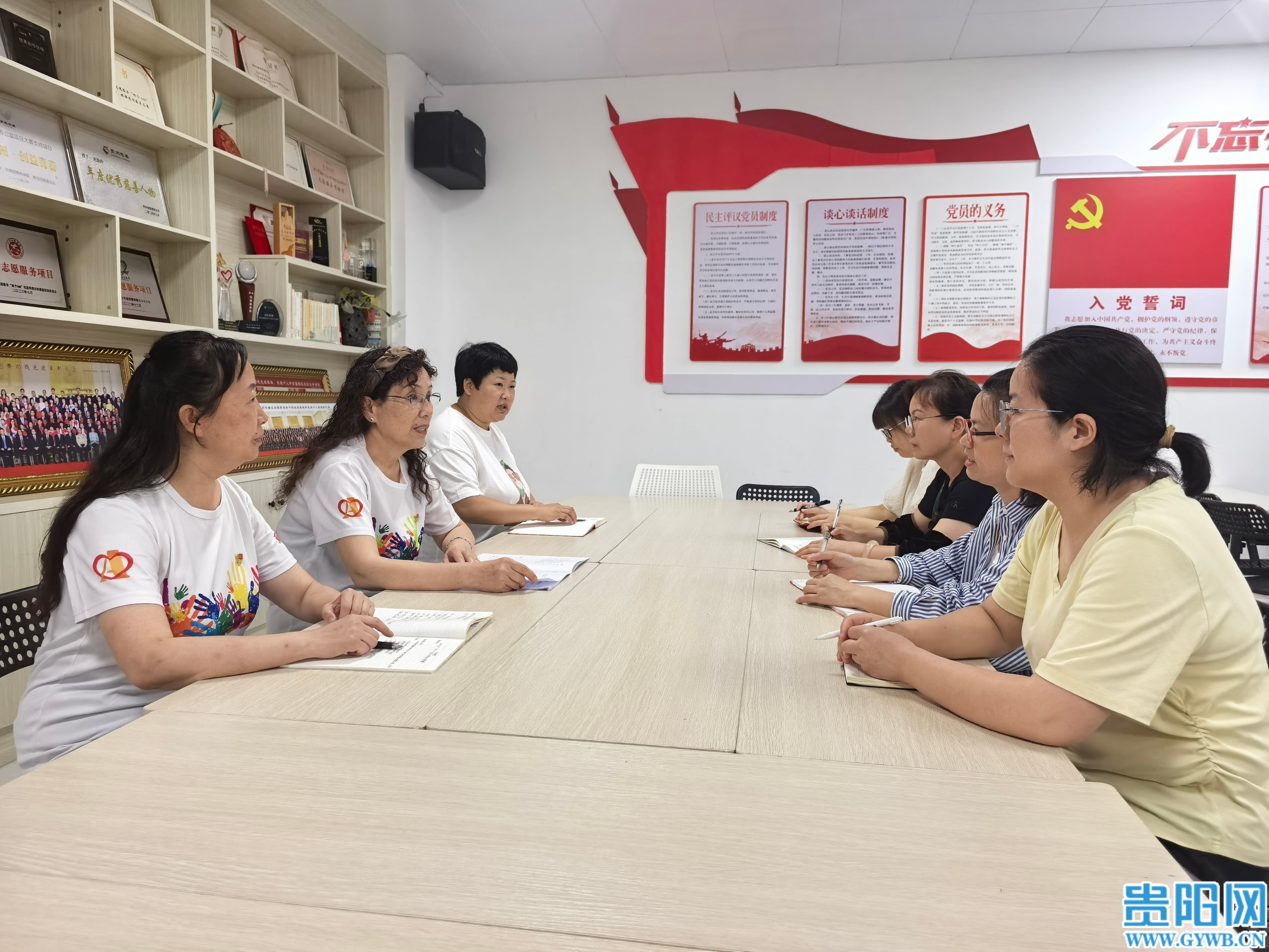 赵新玲与支部党员一起学习“七一”讲话精神 (1)