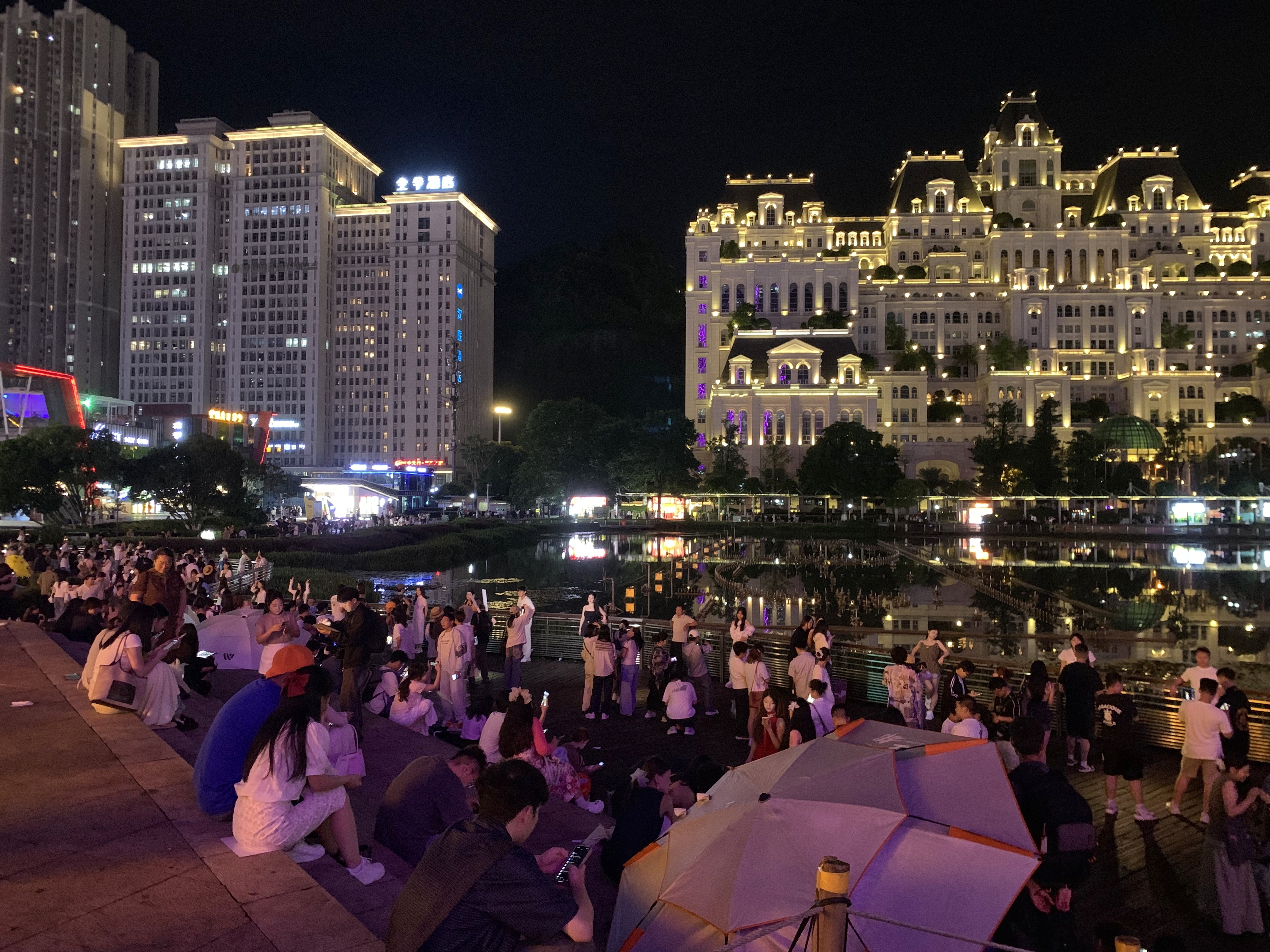 图4:市民游客在花果园湿地公园游玩