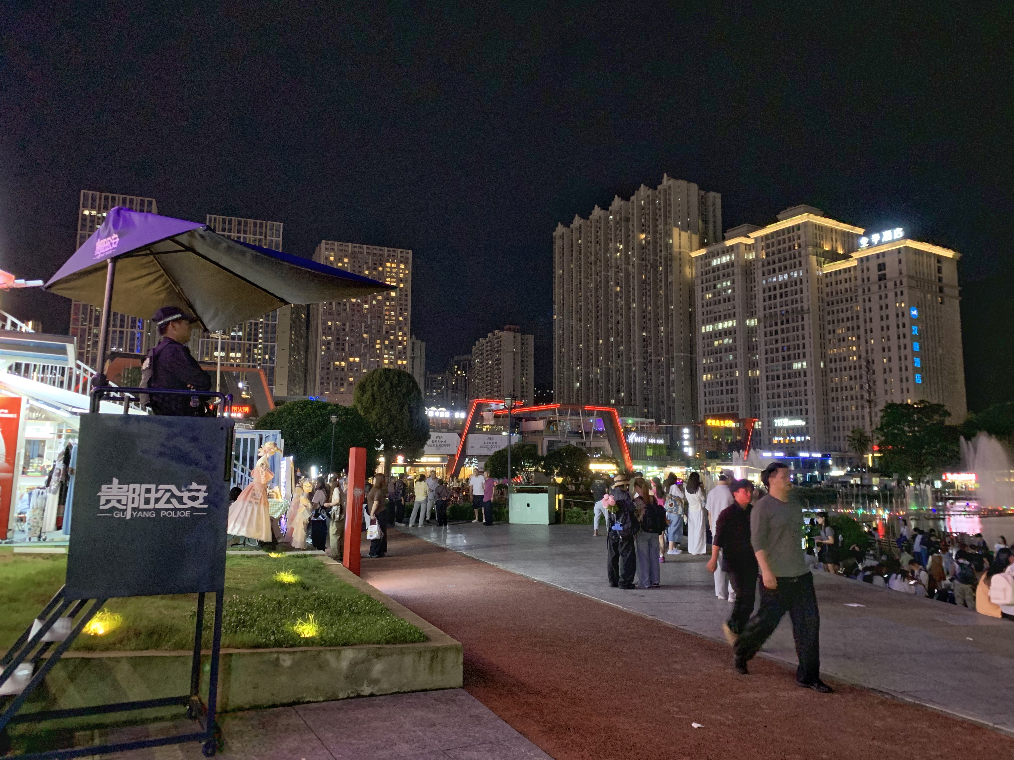 图3:花果园街面警务站在花果园湿地公园设置的执勤高台