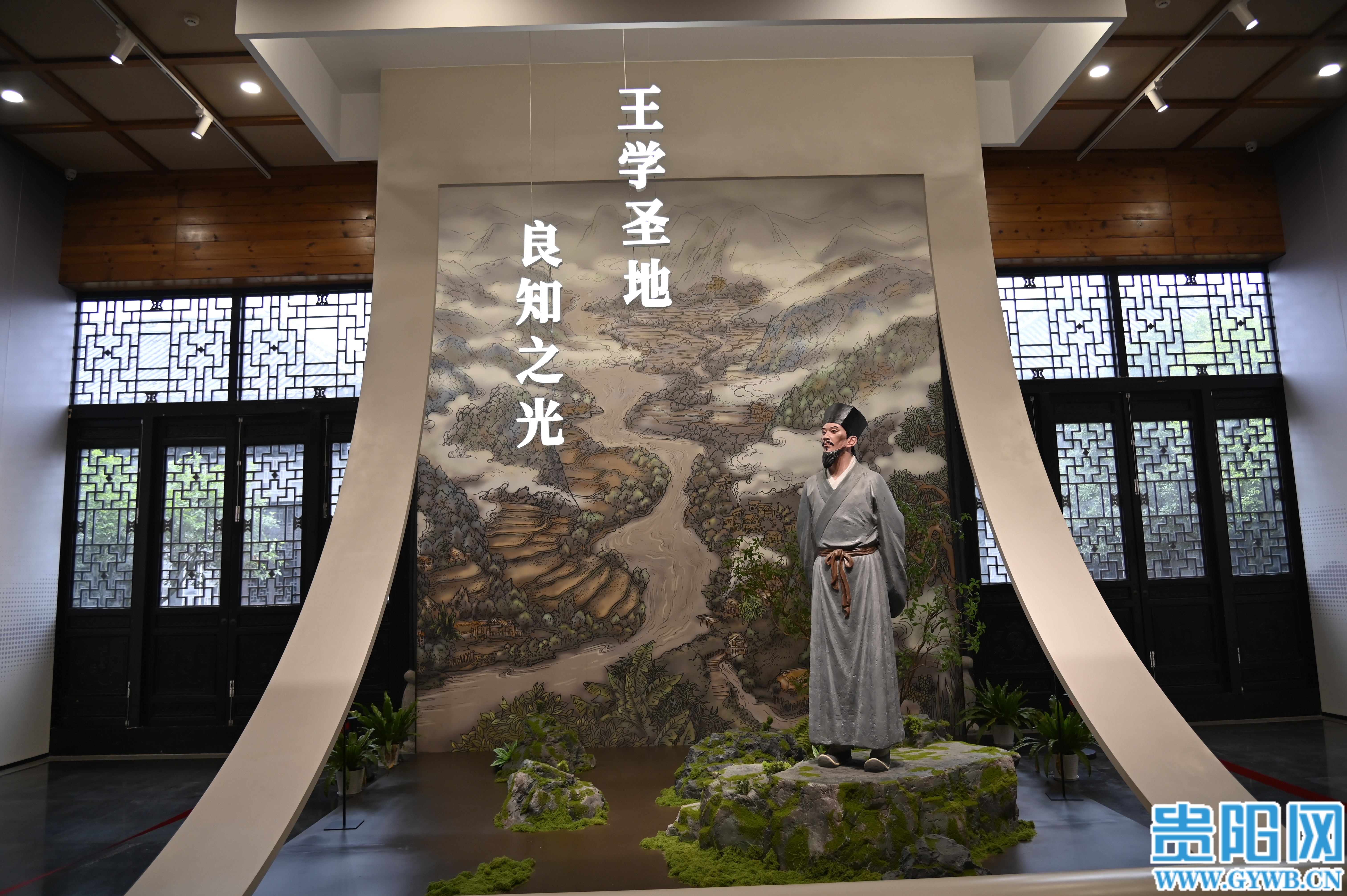 王阳明纪念馆大厅内,运用数字技术推演的37岁王阳明龙场悟道像。(董容语 摄) (1)