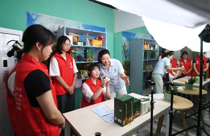 7月9日,在贵阳市南明区嘉安月嫂科技有限公司的网络创业直播培训现场,职业培训教员正指导学员们如何开展网络营销。 图片
