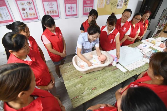 7月9日,在贵阳市南明区嘉安月嫂科技有限公司,职业培训教员正指导学员们进行母婴护理实操培训。4 图片