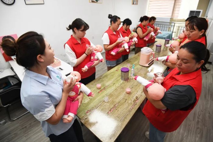 7月9日,在贵阳市南明区嘉安月嫂科技有限公司,职业培训教员正指导学员们进行母婴护理实操培训。2 图片