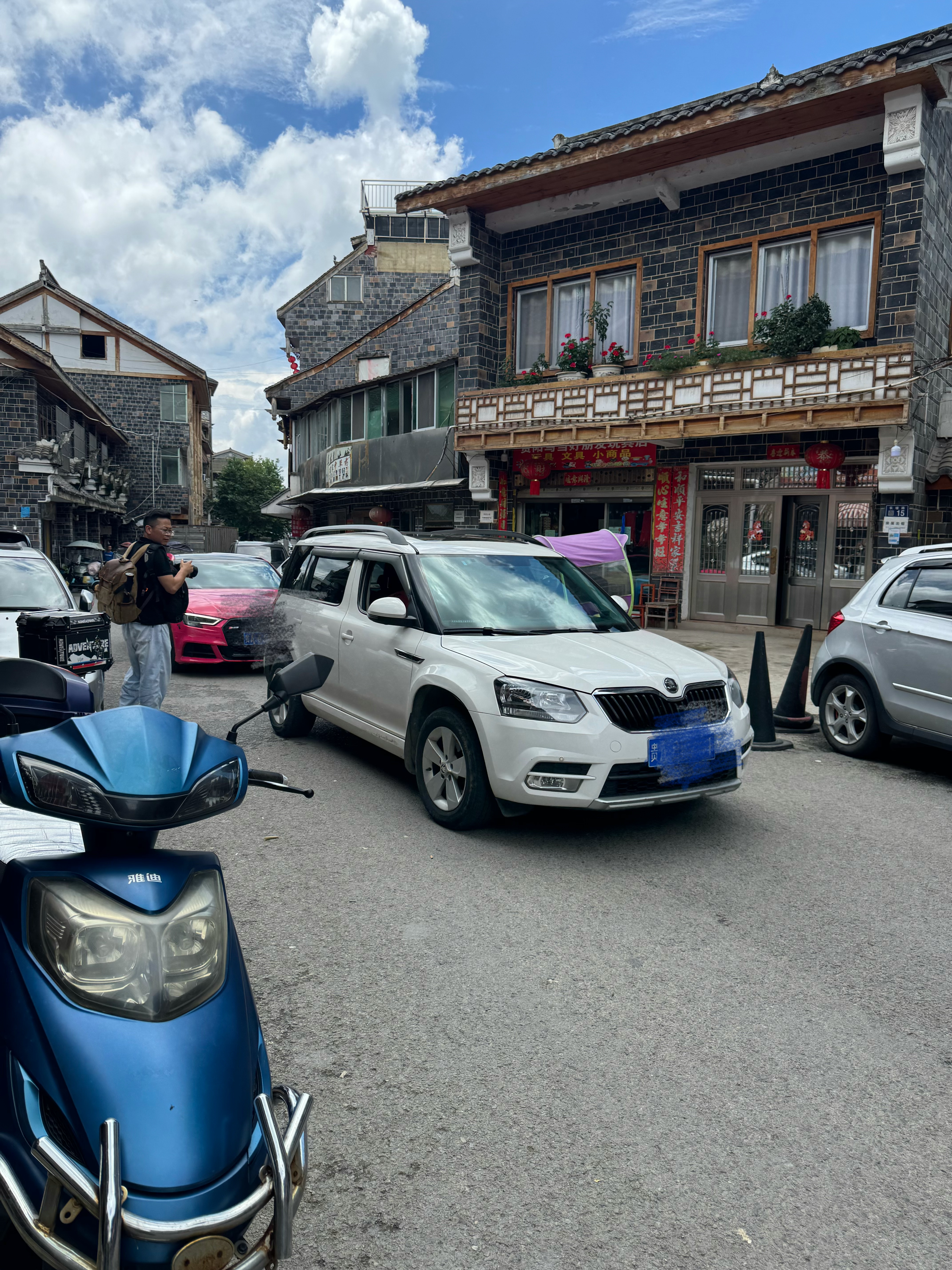 车辆违停占道后,剩余路面仅能容纳单辆机动车单向通行