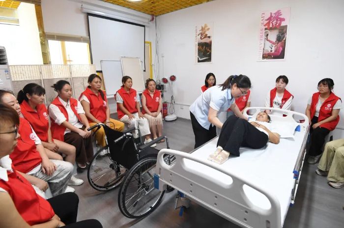 7月9日,在贵阳市南明区嘉安月嫂科技有限公司,职业培训教员正指导学员们进行养老护理实操培训。2 图片