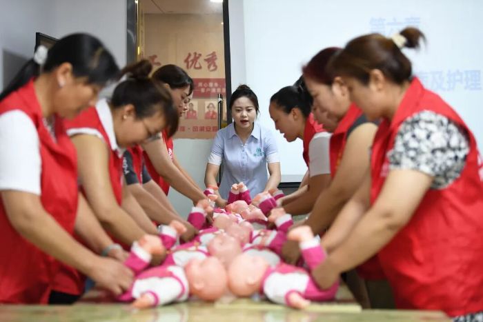7月9日,在贵阳市南明区嘉安月嫂科技有限公司,职业培训教员正指导学员们进行母婴护理实操培训。 图片