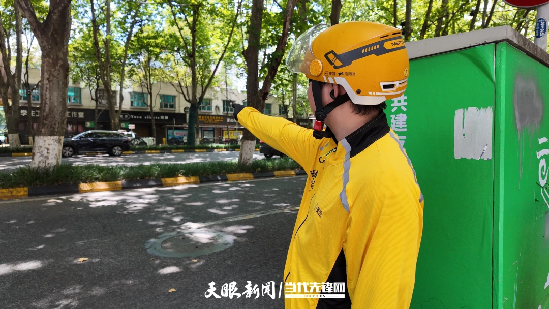 dD0xNzgzNjkzMjQ2X3I9ZDNmMTkxNTBfdz0xMDgwX3E9MTAwX2U9SlBH.webp 龙广攀向记者介绍路上发现的问题。彭怡 摄.JPG