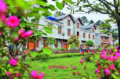 光明日报春风村十年蜕变石山变金山