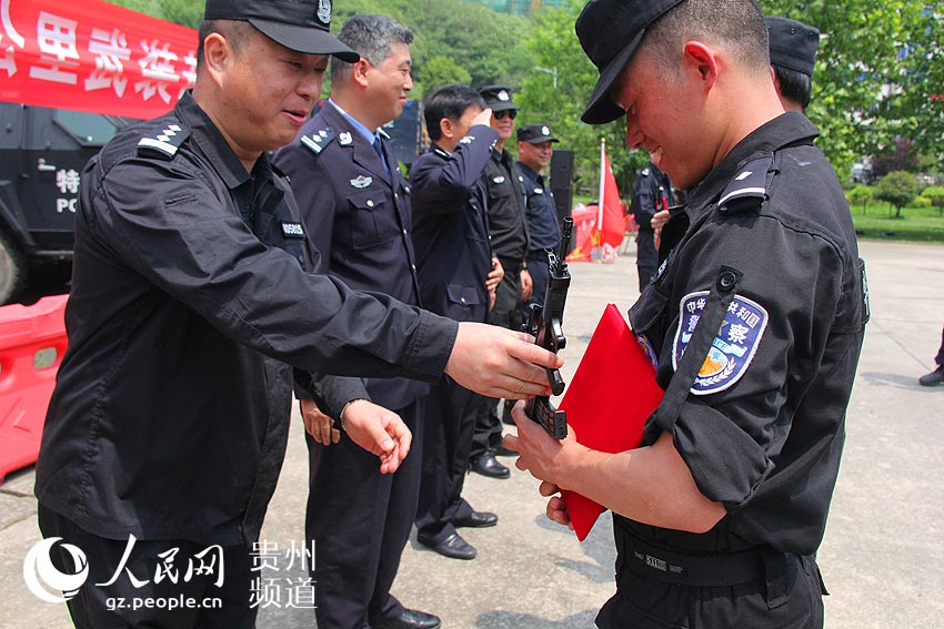 "五四"青年节 贵阳特警10公里武装越野展风采(高清组图)