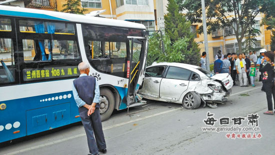 兰州一公交车失控 推行轿车百米远
